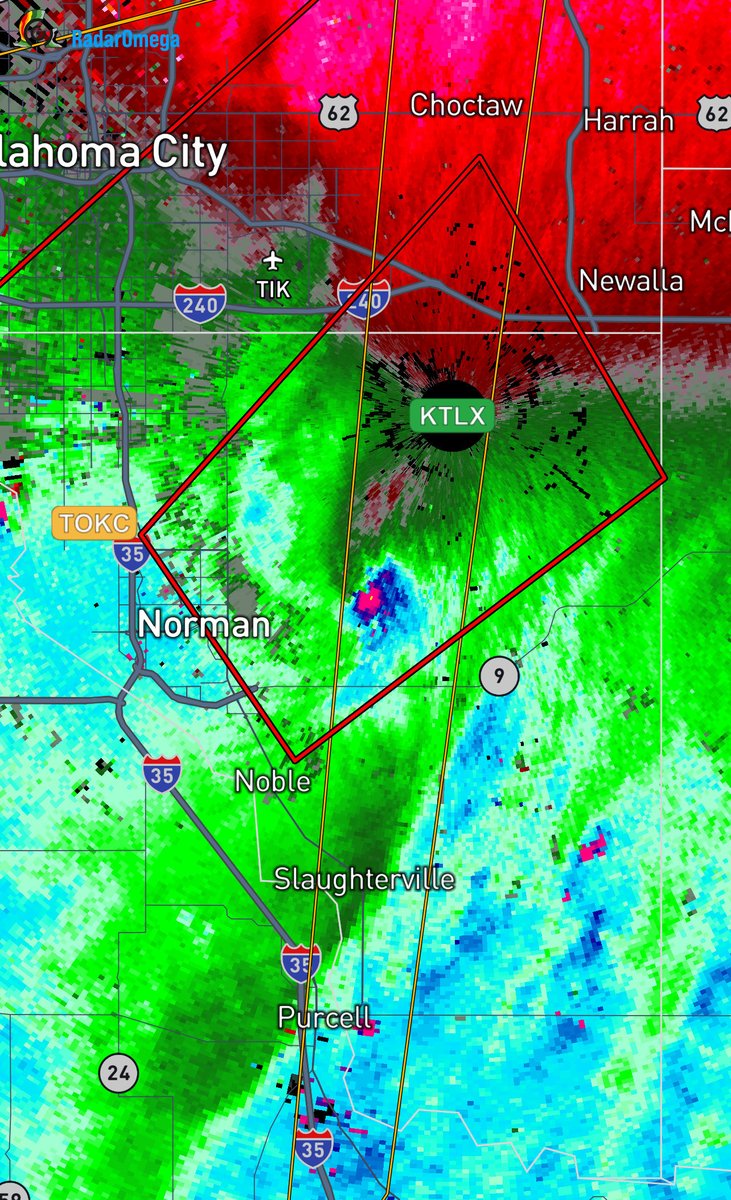 BradArnoldWX's tweet photo. SIGNIFICANT tornado ongoing just east of Norman, OK. Winds measures at 140mph+ with this circulation. TAKE COVER NOW! Life threatening situation unfolding!! #okwx https://t.co/d8XaLfcslr