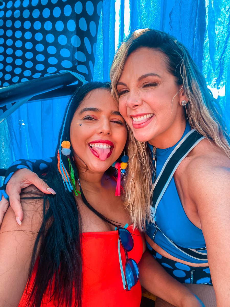 caabatista's tweet photo. Uma semana e, literalmente, o dia que meu carnaval começou. Domingo de Carnaval na avenida com a #PipocaDoce da xará! 🍿🍭
Dia de espuma, confete, muita alegria e de segurar o tchaaan, pq a loirinha surpreendeu bonito! Arrasou demais @carlaperezcpx e eu já tô com saudade ❤️🥹😍✨ https://t.co/a1PSyHGJsx