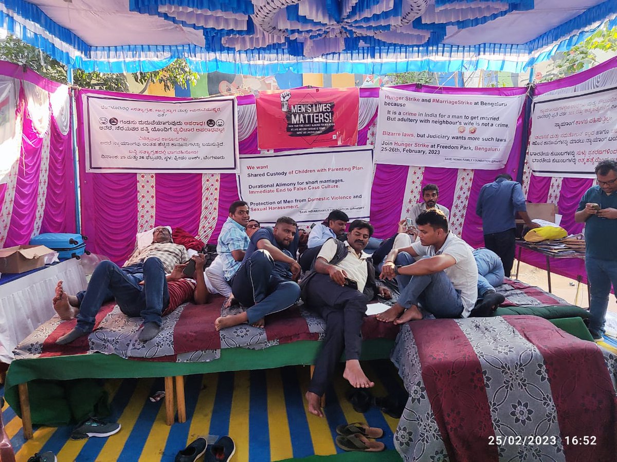Manishjain128's tweet photo. Family Men sitting on Hunger Strike to protect themselves and families from Breaking Down. A Fight with Gandhian Approach has been started at Bengluru with Hunger Strike against #MaritalRapeBill

#BengaluruHungerStrike https://t.co/ey8RuSfwYH