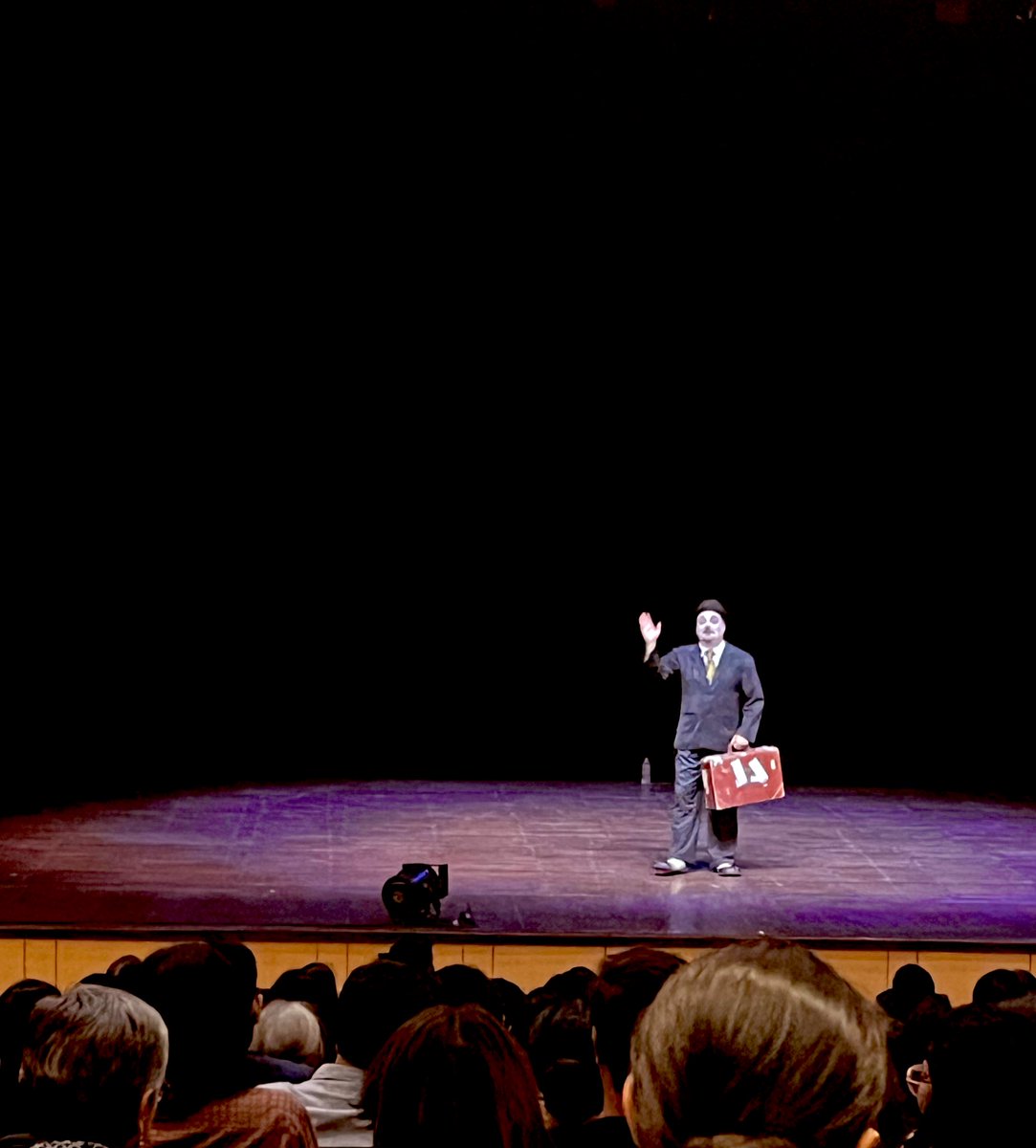 GrihaAtul's tweet photo. Sunday rendered fruitful with watching this brilliance of a play directed by #RajatKapoor and what a performance by #VinayPathak - He got a standing ovation at the end of #NothingLikeLear - for steering this one-act play through 2 hours - wow! https://t.co/ObtrRUBTBa