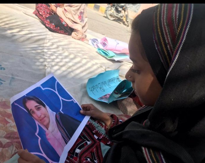 LuqmanI29974977's tweet photo. منی مات منی جنت اِنت
منی مات ءَ  زوت آجو بہ کن اِت

#ReleaseMahalBaloch
#SaveBalochWomens
#RedZoneSitInProtest https://t.co/S34Lx6j9MP