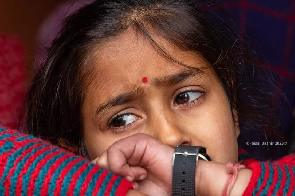 UTalashi's tweet photo. LG Sahab, despite your assurances &amp; claims of securing lives of innocent people in Kashmir, this is what we ended up with. A 5 year old girl watching the bullet ridden body of her father. I hope KP employees whom you forced to return and resume duties stay alive. @manojsinha_ https://t.co/1aOx8wtAvw