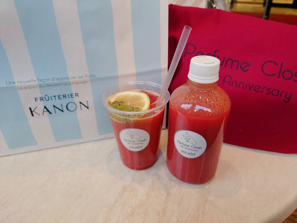 弾丸京都出陣!パフュクロ行けました!!
グレー🛁スカートとシャツ、samt黒ワンピはアスマートで購入決定🫶サイズ入るかどうかドッキドキしながら試着室行ったよね🫠笑
コラボフードも制覇出来ました🥤
ジュースは酸っぱくて大変好みのお味…ミルフィーユはお家で戴きます🥰

行けただけで感無量…😭✨