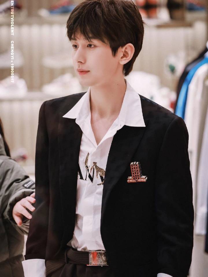 zobn18's tweet photo. 啊啊啊啊～成毅好帅😘😘😘
#ChengYi
#ChengYiLANVINFW23 https://t.co/kTyHXlH0RW