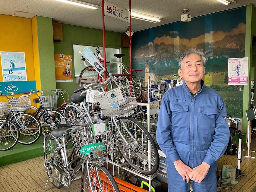 oodori53's tweet photo. 大通商店街のお店紹介☺
２回目は杉山屋自転車店さんです！

３代目店主須田さんは
５０年以上も続けてこられた大ベテラン✨
故障でお困りの方、お急ぎの方もご連絡ください！
出張修理も承っております♪
自転車のことなら是非！杉山屋自転車店さんへ✨

#酒田大通り商店街 #杉山屋自転車店 #出張修理 https://t.co/gYeiMXPoNa