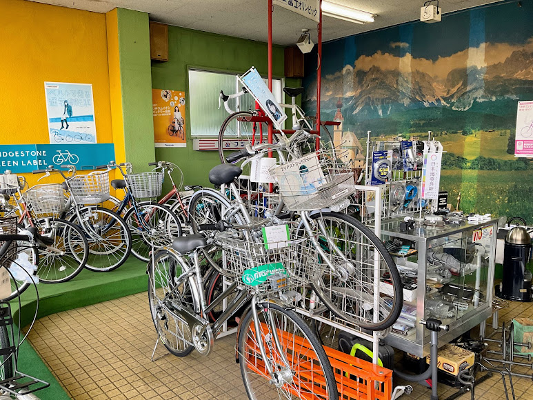 oodori53's tweet photo. 大通商店街のお店紹介☺
２回目は杉山屋自転車店さんです！

３代目店主須田さんは
５０年以上も続けてこられた大ベテラン✨
故障でお困りの方、お急ぎの方もご連絡ください！
出張修理も承っております♪
自転車のことなら是非！杉山屋自転車店さんへ✨

#酒田大通り商店街 #杉山屋自転車店 #出張修理 https://t.co/gYeiMXPoNa