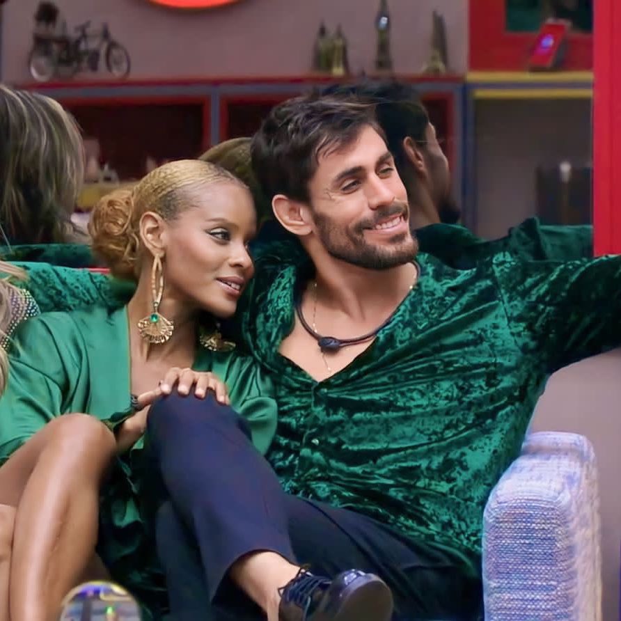 AlineWirley's tweet photo. Seguindo o jogo interno e externo da Aline, somos #FicaSapato 💚 https://t.co/dWIqcBnBc2