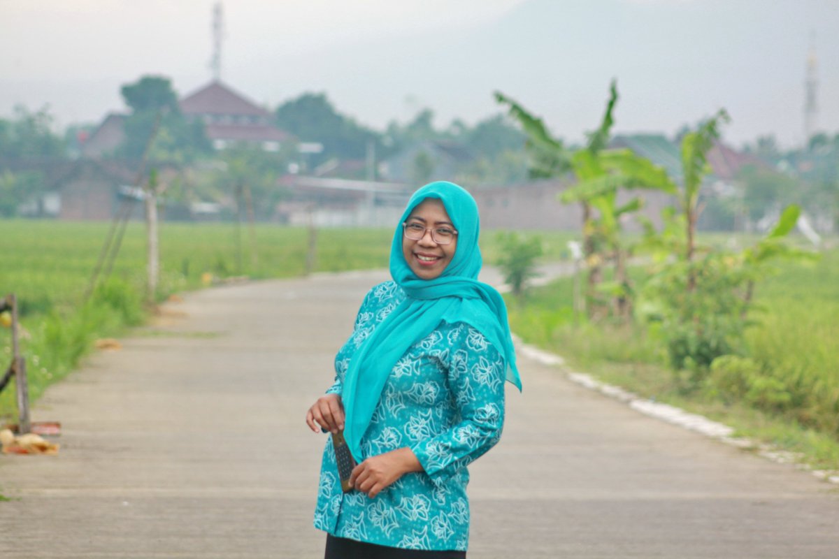 Firitri01's tweet photo. Hidup Jayaaaa Pe Ka Kaaaaaa 😊.

Ibu-ibu PKK hari ini......nanti saja membuat jajan bolotnya...terus akan saya ceritakan cerita jajan bolotnya....Jajan Tolak Bala' era abad 19...

Ceritanya.....ditunggu yaah

#penulis #mojokerto #firi #firitri #penulismojokerto #penulis_mojokerto https://t.co/D5HNe1XysK