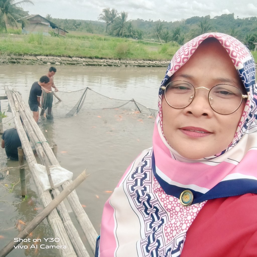 NKabinawati's tweet photo. Jumat, 24 Feb 2023, Nurul Kabinawati, luhkan kab. Deli Serdang di kolam sdr. Kristian Anugrah Tarigan didesa Mbaruai kec. Biru2, melaporkan produksi bulan Februari sebanyak, 1,8 ton ikan mas dan Nila 180 kg. 
#GiatLuhkanSatminkalBPPPmedan 
@puslatluhkp 
@brsdm_kp 
@BudidayaKKP https://t.co/jraPqxzoMQ