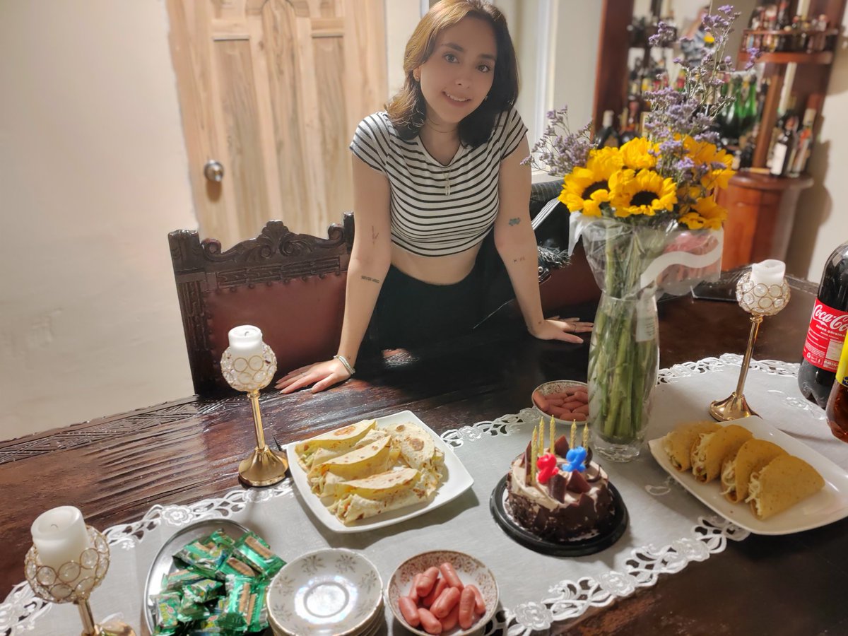 Ya 22 años en los que iluminaste al mundo con tu sonrisa y tu presencia que hace más feliz a quienes te rodean por la inmensa dulzura genialidad e inteligencia que brindas a quienes te conocen, te amo con todo mi corazón y por siempre estaré orgullosa de ti, mi princesa mi niña❤️