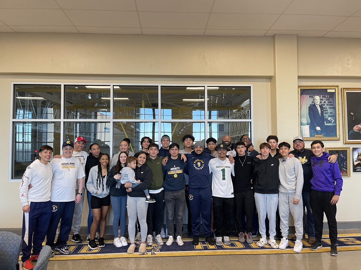 CoachJWoody's tweet photo. @_NMAA @JPtheSportsGuy @ProViewTV @SebastianNoel47 @505_podcast @EdNunez18 

@HHSHornetHoops Watch Party!

#LetsGoHornets 🏀🐝🏀 https://t.co/djaquJBoDF