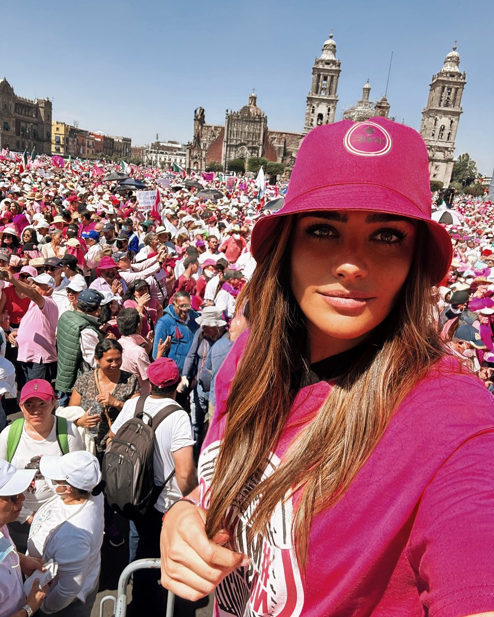 AlessandraRdlv's tweet photo. Por más que nos han querido dividir, insultar y llenarnos de odio, nos han unido por una misma causa: México, libertad y democracia. Nosotras y nuestras hijas e hijos, merecemos un país donde vivamos en paz🇲🇽❤️

Compártanme sus momentos de hoy
#ElINENoSeToca #MIVotoNoSeToca https://t.co/SY95XwMZ4v