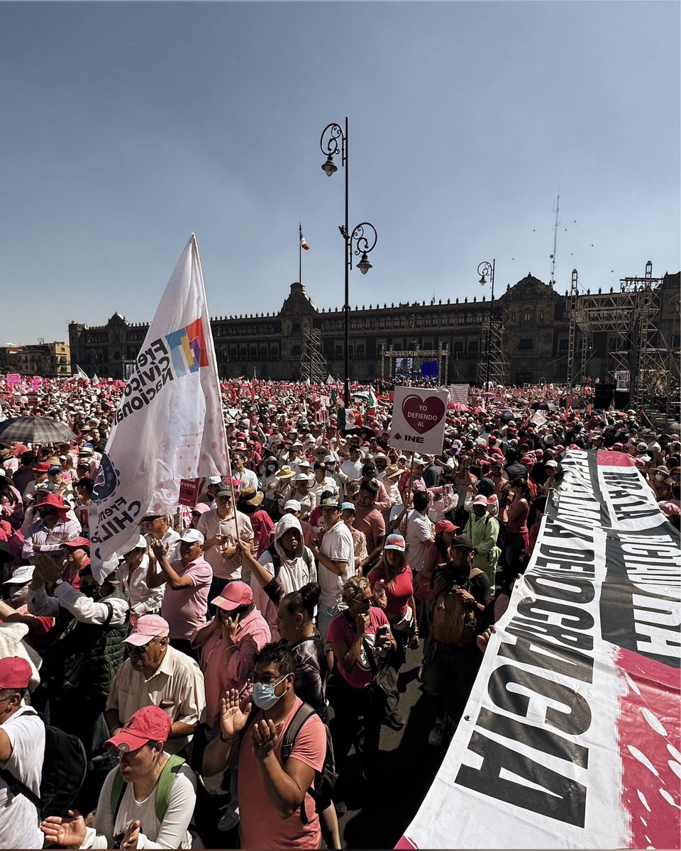 AlessandraRdlv's tweet photo. Por más que nos han querido dividir, insultar y llenarnos de odio, nos han unido por una misma causa: México, libertad y democracia. Nosotras y nuestras hijas e hijos, merecemos un país donde vivamos en paz🇲🇽❤️

Compártanme sus momentos de hoy
#ElINENoSeToca #MIVotoNoSeToca https://t.co/SY95XwMZ4v