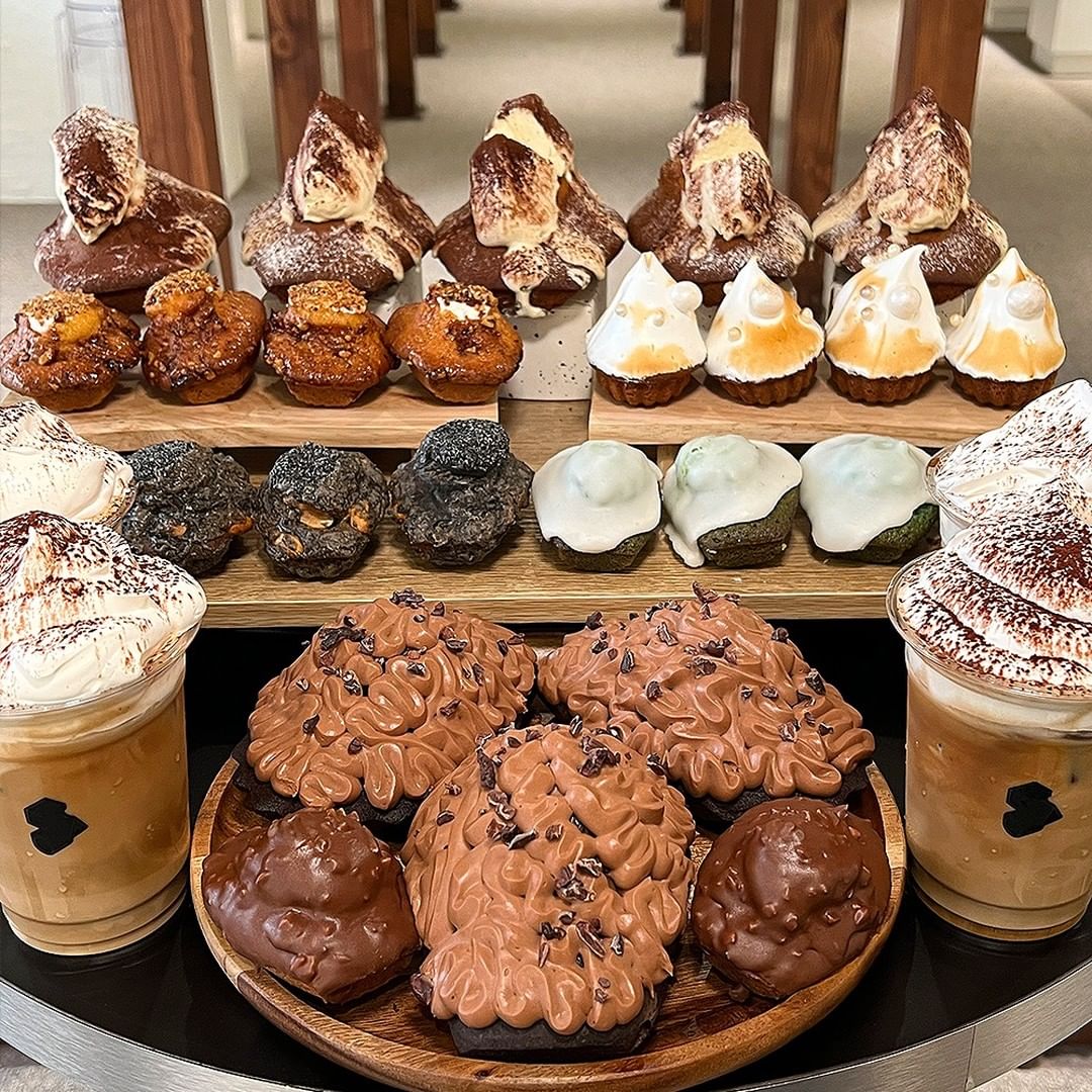 mainichi_kr's tweet photo. ソウルおすすめカフェ🇰🇷☕
【#도식화(#Dosikhwa)】

こんなに大きくて分厚いマドレーヌ見たことある😳⁉️

店内には美術館のようにマドレーヌが展示されています👀‼️

色んな味を楽しみたい人は、普通サイズを頼むと良さそう🙆‍♀️

📍聖水駅1番出口から約350m
#韓国旅行 #渡韓 #韓国カフェ https://t.co/dNBdG5HOyz