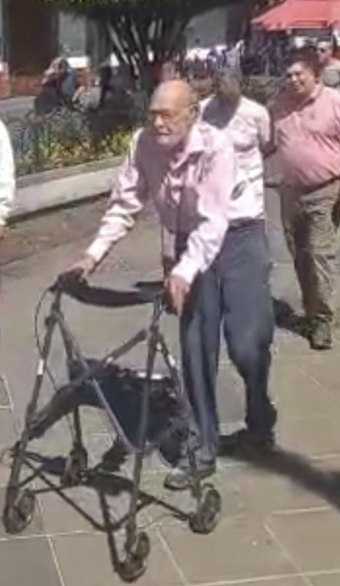 lopezdoriga's tweet photo. Miren ya saben quienes, esta foto refleja todo. Lo que salgan a decir no tiene importancia. Esta imagen de un ciudadano que protesta, los calla. https://t.co/vswSg0kM63
