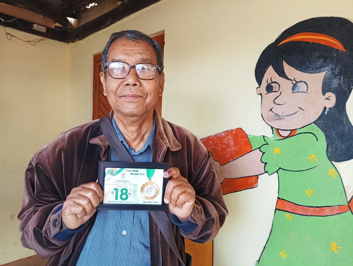 An 85-year-old voter was presented with a plaque in #westgarohills that says first time voter. #Meghalaya #MeghalayaElections2023 #southtura