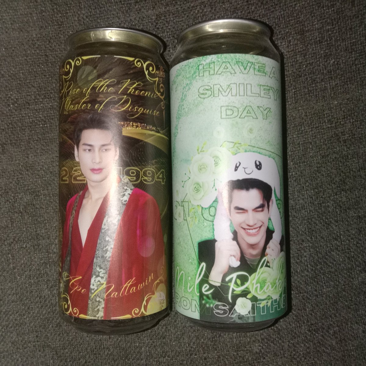 little___zia's tweet photo. and finally my MileApo cansleeve is now complete, thank youuuu so much @MileApoFamPh524 ! I really really love it 🥹💛

—#haveasmileyday #milephakphum .⁠｡⁠*⁠♡

— #NATTAWINDAY2023
#Nnattawin #PhoenixApoDay・—⁠☆ https://t.co/q1zVWVbnxq