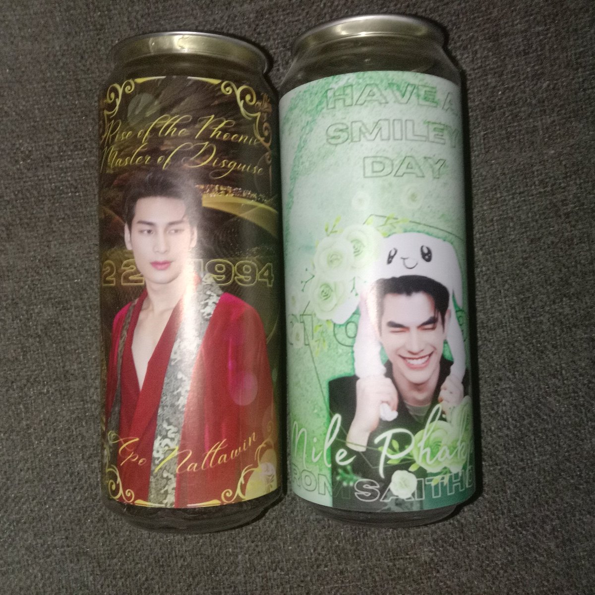 little___zia's tweet photo. and finally my MileApo cansleeve is now complete, thank youuuu so much @MileApoFamPh524 ! I really really love it 🥹💛

—#haveasmileyday #milephakphum .⁠｡⁠*⁠♡

— #NATTAWINDAY2023
#Nnattawin #PhoenixApoDay・—⁠☆ https://t.co/q1zVWVbnxq