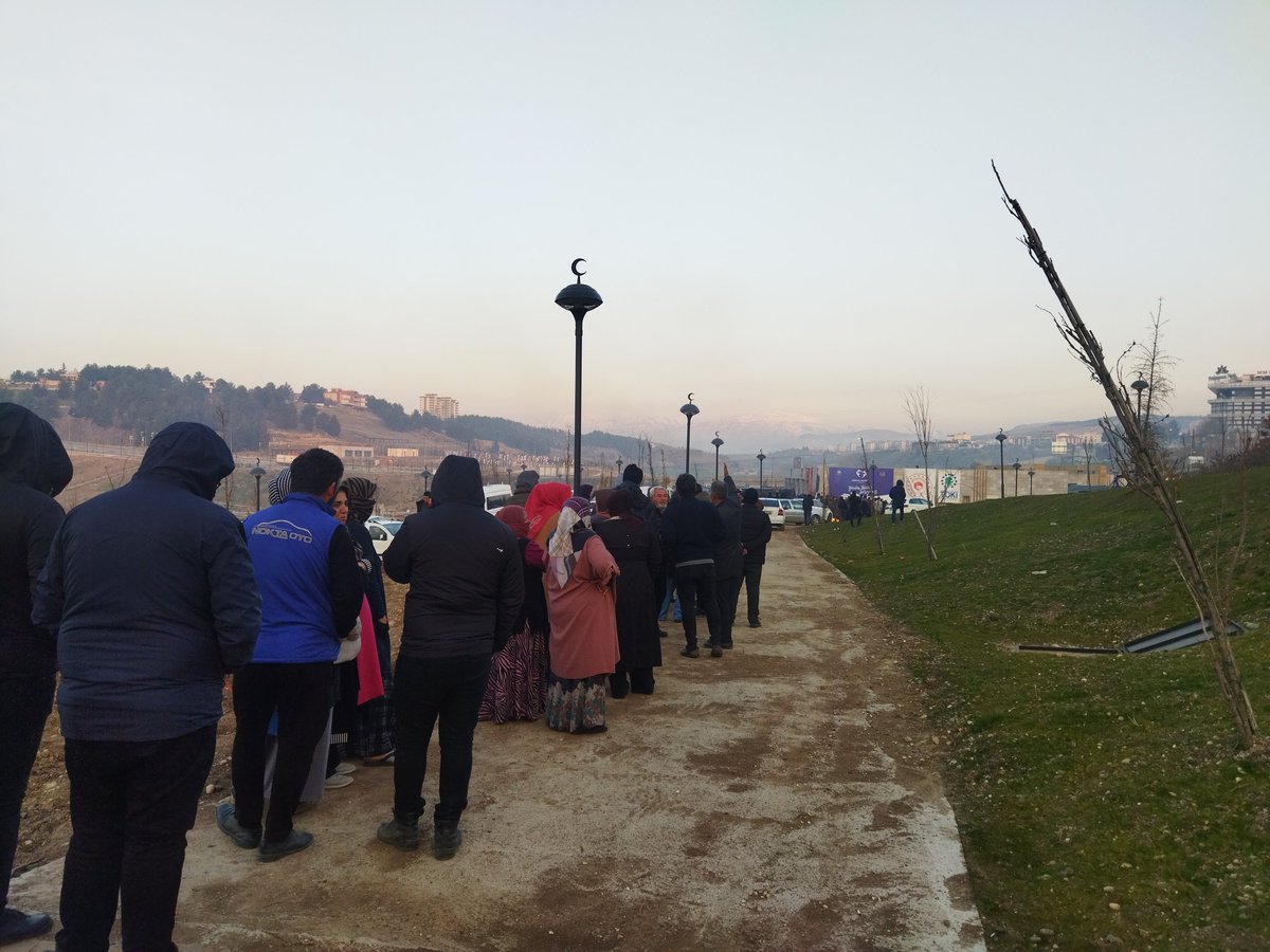 Burası Adıyaman. Millet Bahçesinde 
 Sabah 3 itibarıyla yüzlerce insan gıda ve kıyafet alabilmek için sıraya girdi. Mağduriyet üstüne mağduriyet. #Acıyaman...<a href="/RTErdogan/">Recep Tayyip Erdoğan</a> <a href="/gizemturemen27/">Gizem Türemen</a> <a href="/AhmetAYDIN_02/">Ahmet AYDIN</a> <a href="/mahmutcuhadar4/">Mahmut Çuhadar</a>