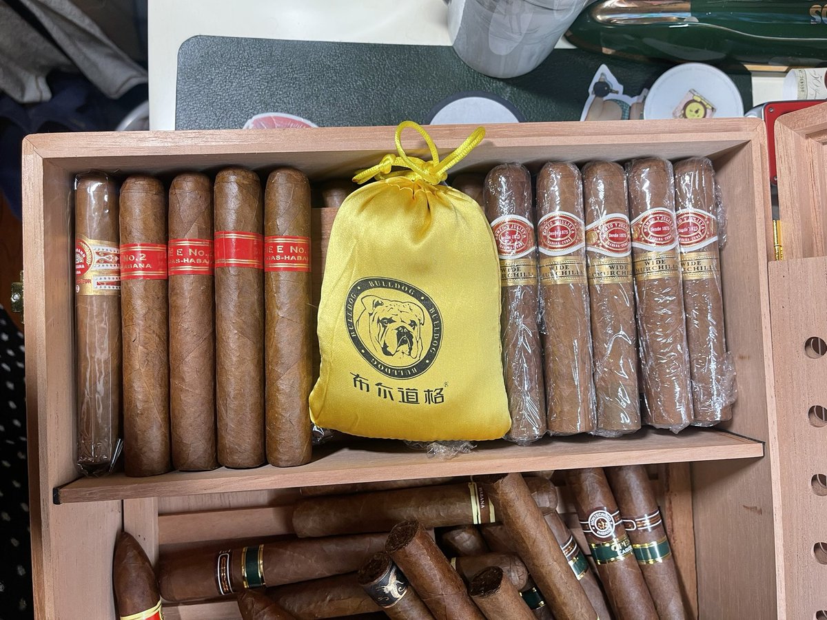 Mark100623's tweet photo. Sealed and forget, will get back two years later!#Cigartime #CigarLifestyle #cigarlife #CIGARS #CigarDaddy https://t.co/Ah1aKX2cl7