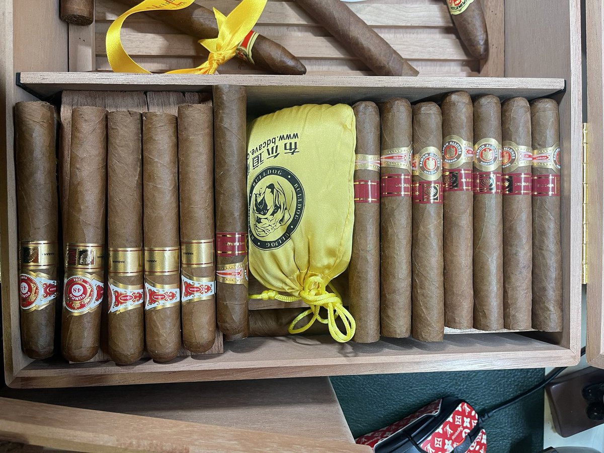 Mark100623's tweet photo. Sealed and forget, will get back two years later!#Cigartime #CigarLifestyle #cigarlife #CIGARS #CigarDaddy https://t.co/8q2XQJVIDj