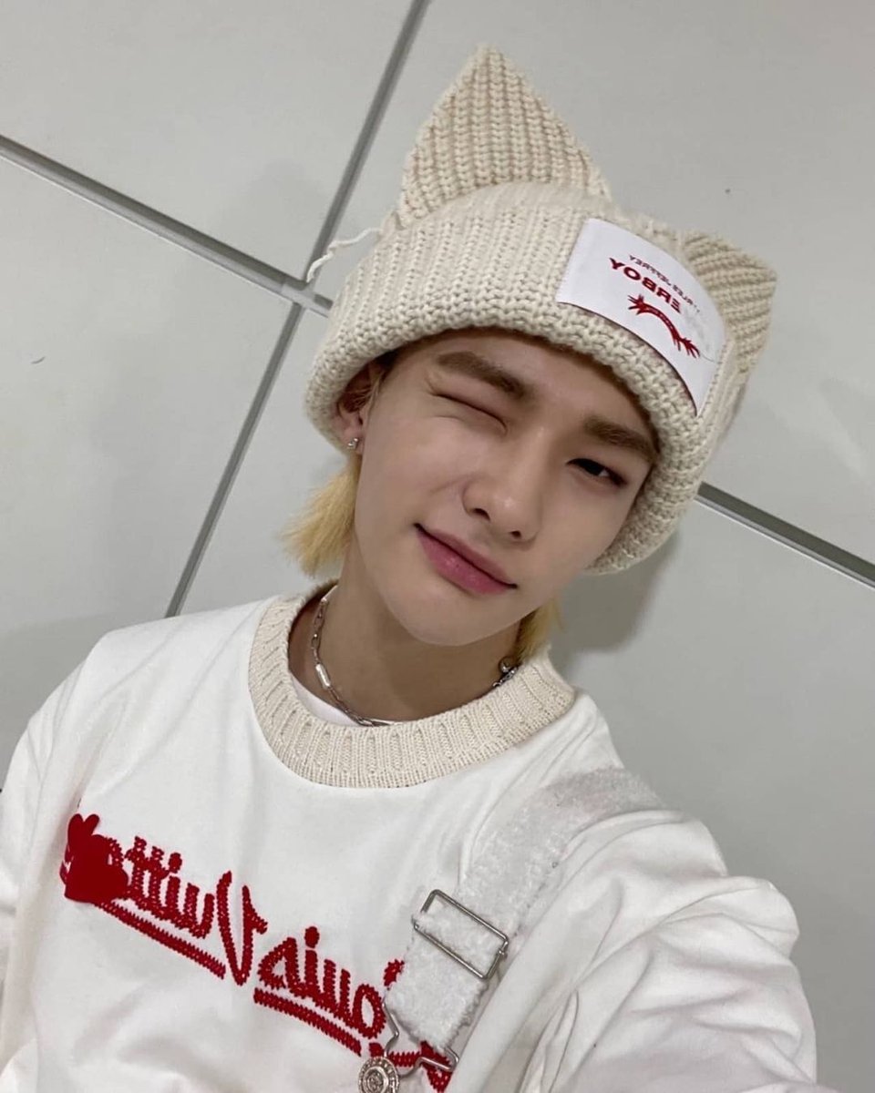 _Assteri_'s tweet photo. Mini au | Hyunlix | El aurero |

Donde Hynjn se vuelve aurero por una ship particular

O donde él y Flx discuten porque no están de acuerdo sobre cuál es el mejor cliché https://t.co/VLM23dTdkE