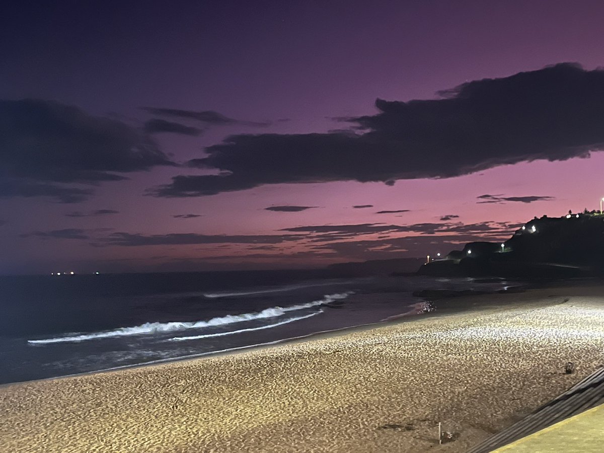 LynneHealth's tweet image. What beauty surrounds me - I am so blessed ⭐️
Yesterday’s Sunrise 6:27am from my home - then, just after sunset at Newcastle beach ⭐️#sunrise #sunsets  #livetothrive
