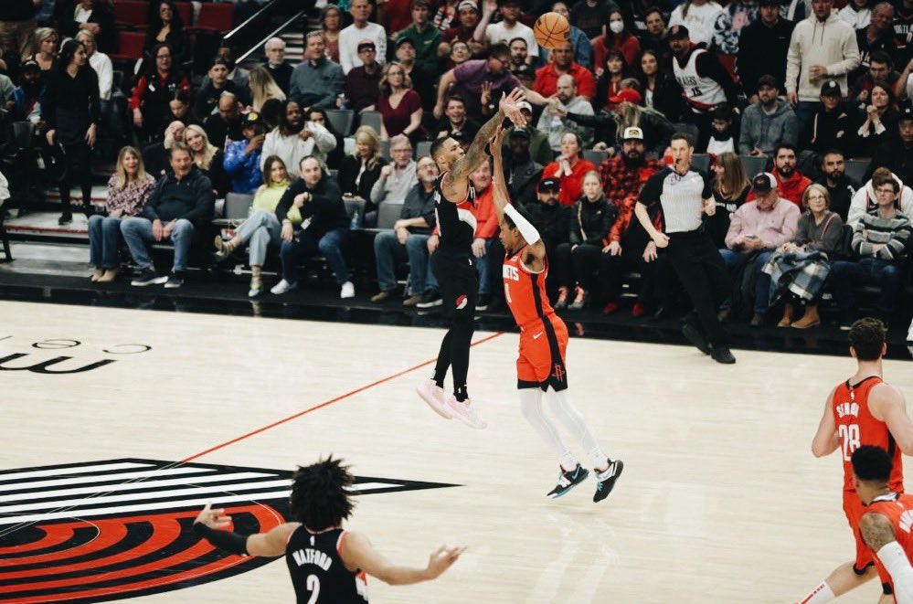thefantasyhoops's tweet photo. Damian Lillard with a career high and 8th most points scored in an NBA game with 7️⃣1️⃣ 🔥

13 threes (59%)
22 FGM (58%)
1 poster 

One of the most efficient high scoring performances in NBA history. Absolute Masterclass #RipCity https://t.co/4HQtpsGsT9