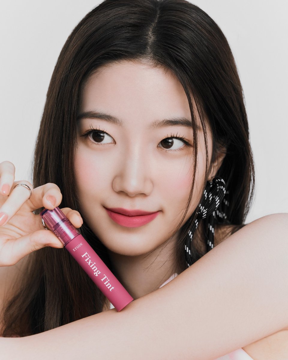 etude_th's tweet photo. KAZUHA's Favorite Lip Tint 💄❤️‍🔥
[ETUDE] FIXING TINT #ลิปทิ้นท์ไม่เลอะแมสก์ ที่ใครได้ลองก็ต้องตกหลุมรัก! 😍
⠀⠀
เนื้อสัมผัสแบบ Hydro-Matte ที่เบาสบายขั้นสุด! แถมยังติดทนนานตลอดทั้งวัน
⠀⠀
#Etudethailand #ETUDE #KAZUHA #FixingTint #Liptint https://t.co/BsZqDJV2o8