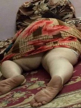 امهاتنا شبه محترمين
الغرض من امهتنا تعمل كده تعاله نحسبهامعا بعض
وليكون امي مثلان فضلت محجوزه ٢٠سنةومستمتعا جنسيا معاوالدي
وفجئه والدي يموت ويسبها منغيرمتعا 
فاتفضل النشوه والهيجان مسكها علا طول فابتبدئ انتاتلاحظ ان امك هايجه هيامش بتبقاقاصده تبينلك كده
بيبقا غصب عنهاخليك جنب امك