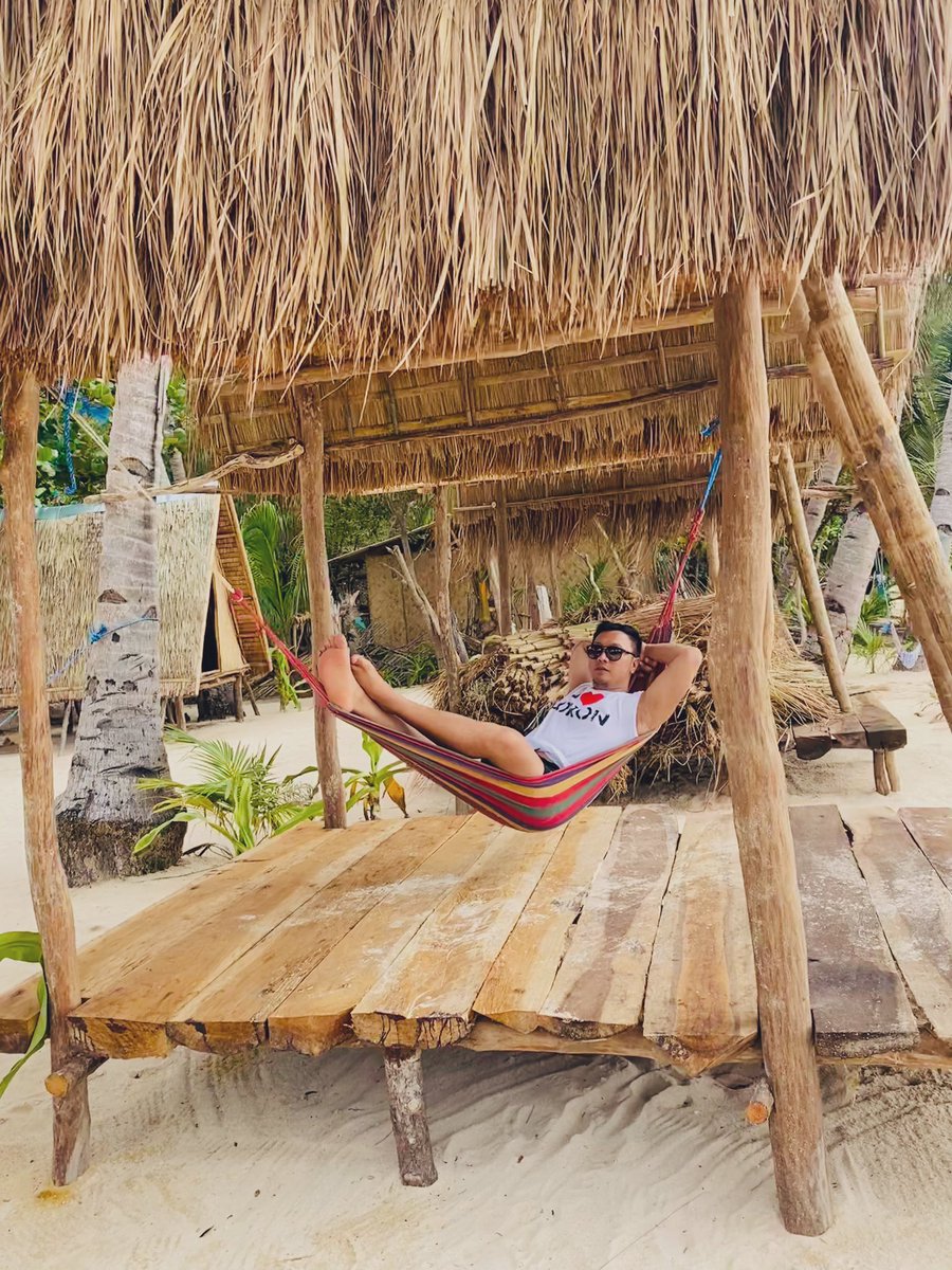 mangk3y's tweet photo. That hammock life. https://t.co/jmJ6jVCney