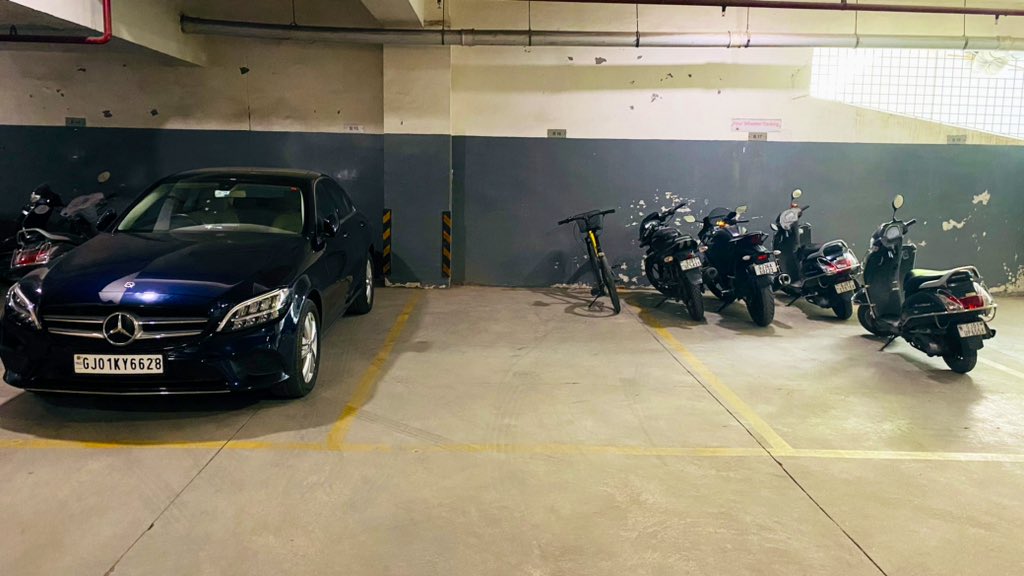 the_cycledad's tweet image. Ask yourself, is the electric car solving this problem of parking?

#MovePeopleNotCars
#PublicTransport
#ActiveMobility