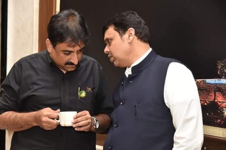 mohd_azam_'s tweet photo. कैमरे के सामने सियासत और पर्दे के पीछे की सियासत में बहुत अंतर है मेरे भाई!और हम इनके लिए आपस में जानवरों की तरह लड़ते हैं।
और हम जो आपस में लड़ते हैं शाय�� यही इनका मकसद है 
राजनीती https://t.co/FvYiKsAKmm