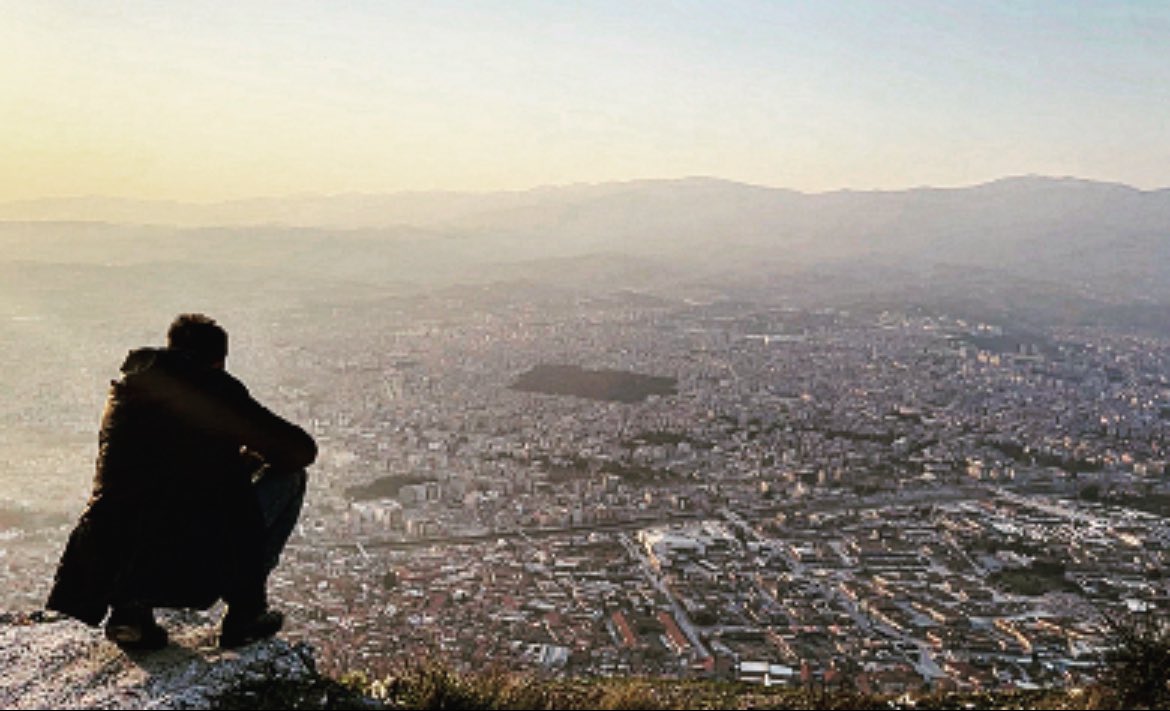 Hatay’da enkazlar kalkarken. Kimileri hala cenazelerini bekliyor. Tek parça ya da değil. Kimileri de enkazdan eşya, para, evrak kurtarmaya çalışıyor. Kentten bir toz bulutu yükseliyor. Medeniyetler şehri dev bir şantiyeye dönüşmüş durumda. #hatay