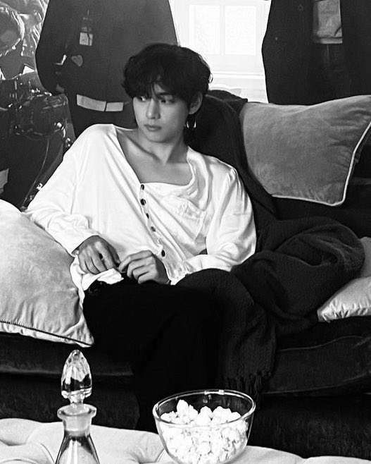 dollstete's tweet photo. his exposed collar bones, his lithe form, his pretty face; oh he’s the definition beauty https://t.co/C9CRO1OYWP