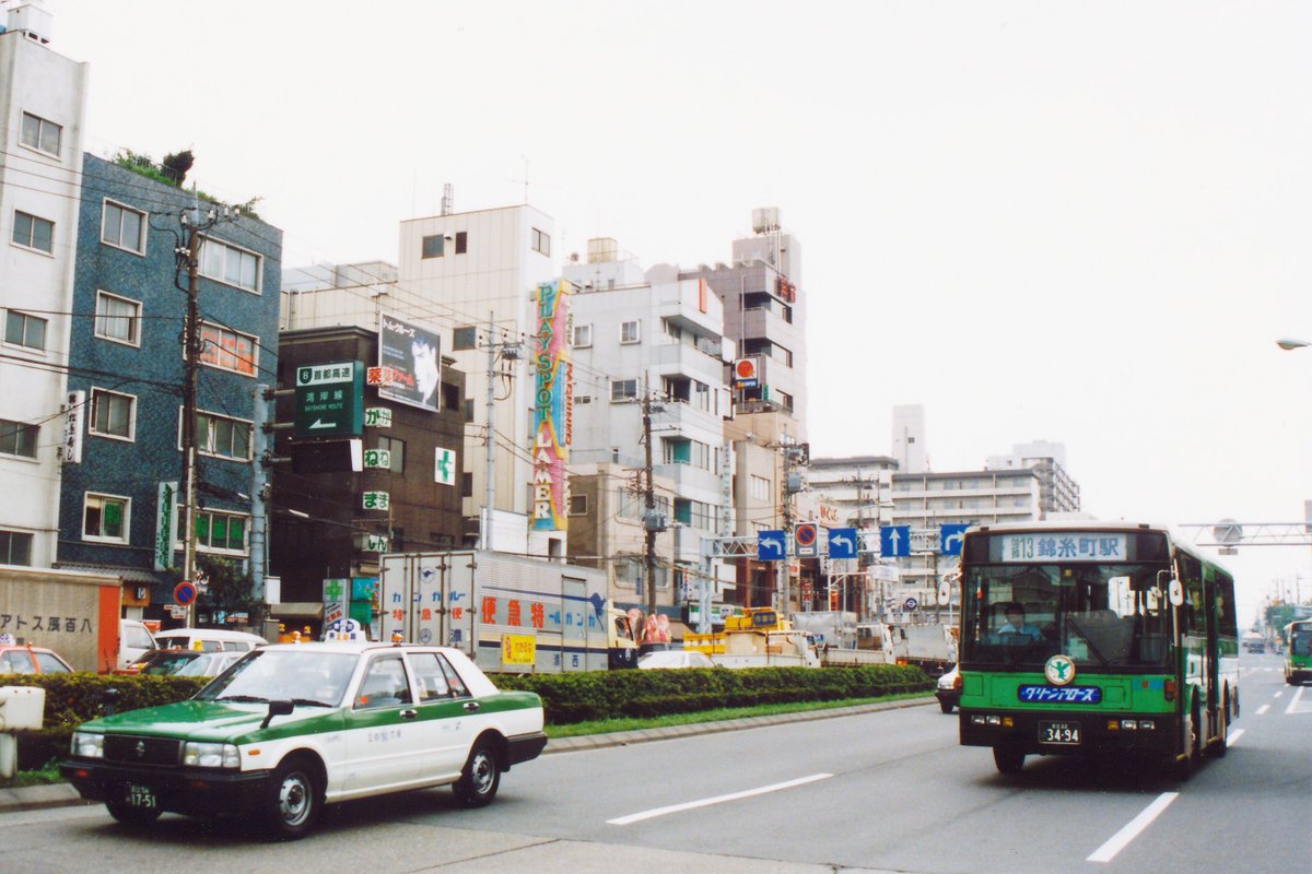 1枚目は今もあまり変わらないけど、2枚目はどこだか分からないw
(たぶんアニヴェルセルがあった辺り)