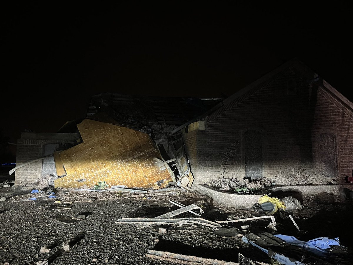 natalieclydesTV's tweet photo. More tornado damage in Norman:

This is also off of 36th and Lindsay. The roof is totally ripped off of this home. The homeowner tells me he's spending the night at a family members house and will start the clean up process once the sun comes up. @kfor https://t.co/cxOJdCJLwG