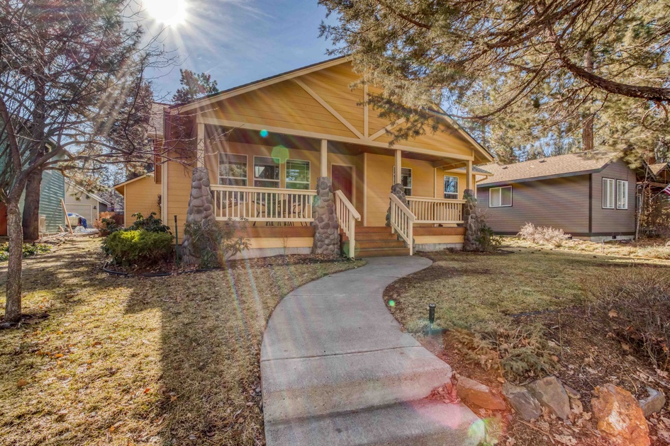 meredithlodging's tweet photo. Your perfect Bend vacation starts at Baltimore Cottage! This lovely home is located in Westside Bend, just a short walk from downtown's shops, brew pubs, and restaurants.

Sleeps 6 guests!

Learn more at https://t.co/k22xpBewoV https://t.co/SCH3hFErq8