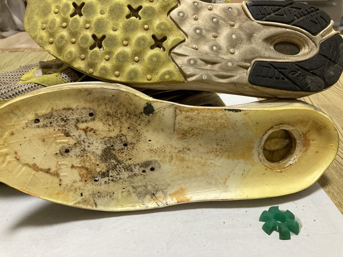 iitaihoudai2001's tweet photo. アウトソールが剥がれてミッドソールも分離してもう寿命だったから、解体して捨てることにした。アシックスユーザーならみんな気になっていたT-GELを取り出して触ったらプニプニしていて感動した。
#tartherspevazero
#skysensorjapan
#TGEL https://t.co/VC7cQblr9d