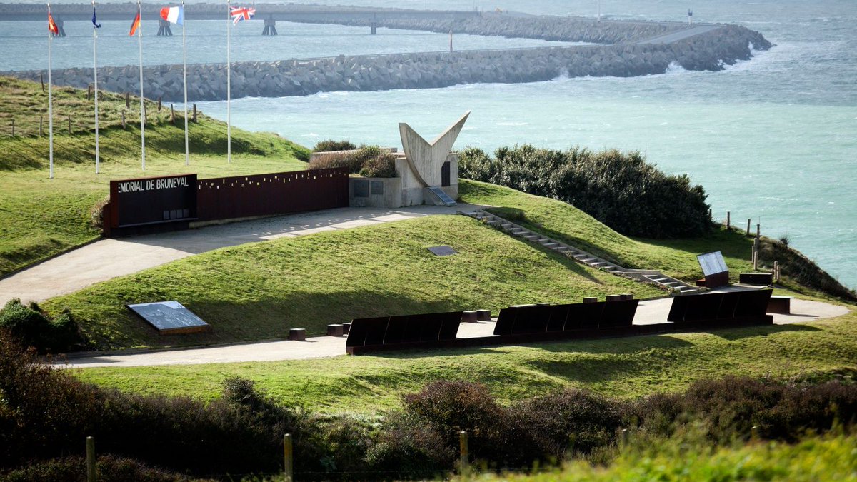 benoitrondeau14's tweet photo. 27 février 1942. #CeJourLà il y a 81 ans. Raid de #Bruneval des #RedDevils en opération #Commado: il s'agit de se saisir de la technologie du radar allemand Würzburg. Vous avec un mémorial sur les lieux mais aussi ces livres. https://t.co/HKDK7qnui8