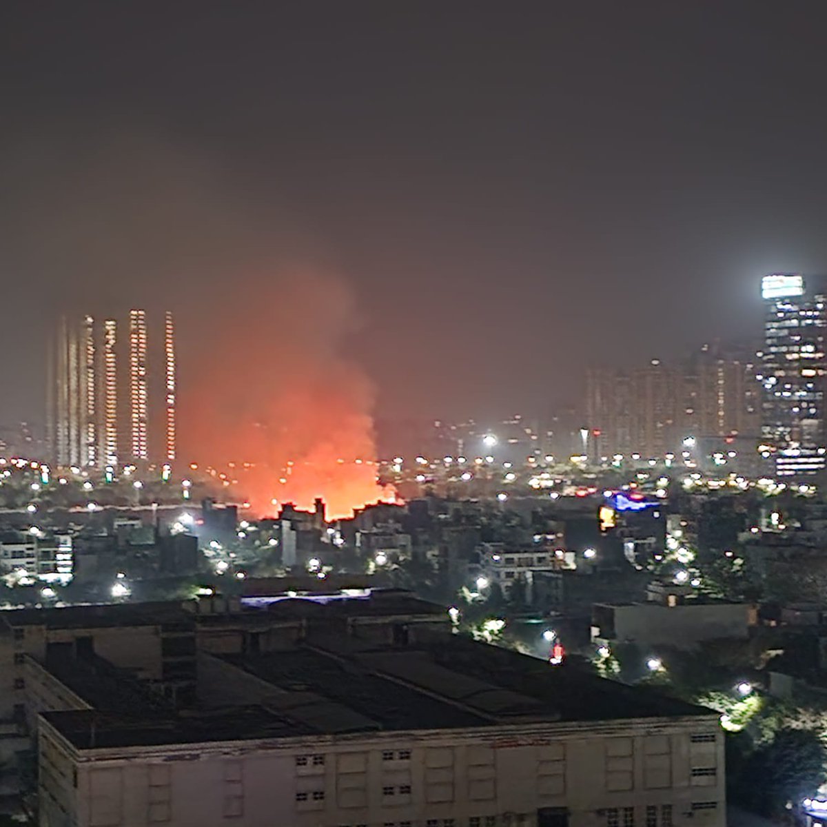 ABatra77's tweet photo. At 11:30 PM on the night of 26 Feb 2023, there was a massive fire (several stories high) in a vacant plot in Sector 105 Noida. Tens of thousands of people had difficulty breathing due to the smoke all night and even in the morning. Help 🙏 @CeoNoida @noida_authority @UPPCBLKO https://t.co/dMfQ6FsqIB