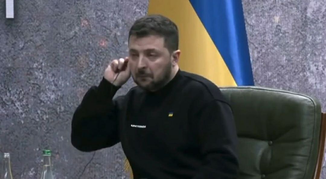Чтоб вы понимали степень кретинизма Зе.
Он напялил наушник с переводчиком, чтобы послушать вопрос на русском языке 😂
Поэтому и этот дебил назначен последним президентом  бывшей, красивой,цветущей Украины