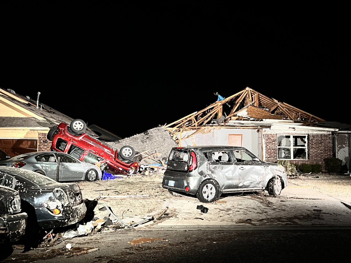 JamisonTVNews's tweet photo. Damage to multiple homes and cars east of 24th and HWY 9 in Norman. At least two homes without roofs, a flipped SUV and debris across the block. #okwx #normantornado @OKCFOX https://t.co/FoFgSZkN87