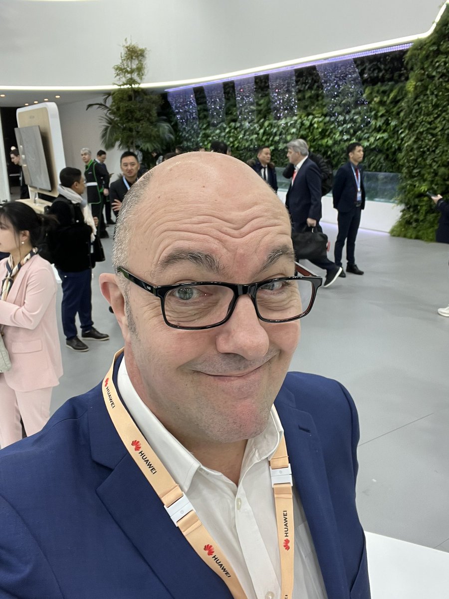 NeilCattermull's tweet image. Finally, we are here! #MWC23 day 1 

First stop the huge Huawei hall where I am talking #Cloud with the cloud guru William! More to follow in this later
