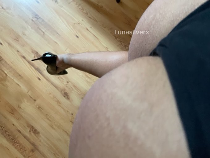 A beautiful view of my heels 😏 https://t.co/x5TqadwCYd