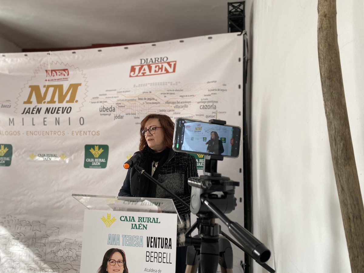 _mcontreras's tweet photo. Gracias a Ana Ventura, alcaldesa de #ElCentenillo por elegirme como presentador de su persona en el acto Diálogos Jaén Nuevo Milenio de @DiarioJAENes
Gracias !!! https://t.co/Ka0STWznGZ