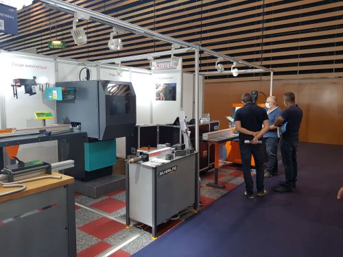 CdricALEXANDRE1's tweet photo. #Selectra présente une partie de sa gamme Mackma à @Salon_GI  Lyon stand 6G58 du 7 au 10 mars : #compacteuse copeaux usinage #Mackma; Butée numérique coupe alu @Tigerstop ; projecteur laser (courbe cintrage) ; cintreuses BM (petit à gros modèle) #Usinage : https://t.co/fBBovmtc62 https://t.co/8bEoxU2j66