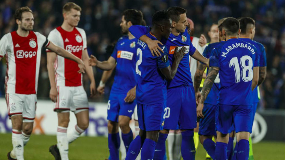 FantasiaAzulona's tweet photo. 🔙 EFEMÉRIDE 27/02/20 🔵

🔥 Hoy hace 6 años que el Getafe eliminaba al AJAX en el Johan Cruyff Arena (1/16 EL).

💥 Esa mágica noche de febrero, Mata anotó el gol azulón en el 5' (2-1).

🗣️ 2.500 azulones silenciaron a más de 50.000 holandeses locales.
 https://t.co/Tiyd9H6Icl