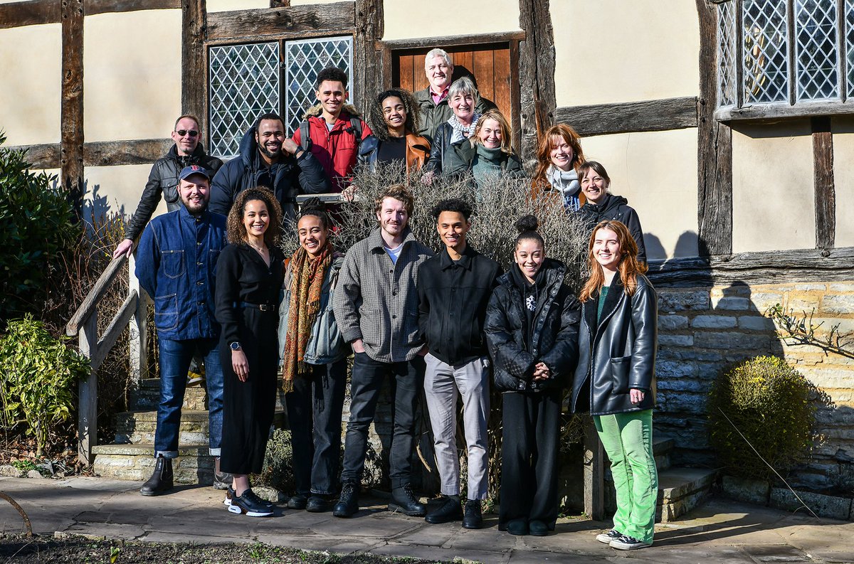 TheRSC's tweet image. 🍎 Say hi to our #Hamnet company  👋

They visited Anne Hathaway's Cottage in Stratford-upon-Avon to hear about the history from @ShakespeareBT  

Meet the cast and find out more about the show: rsc.org.uk/hamnet/cast-an…