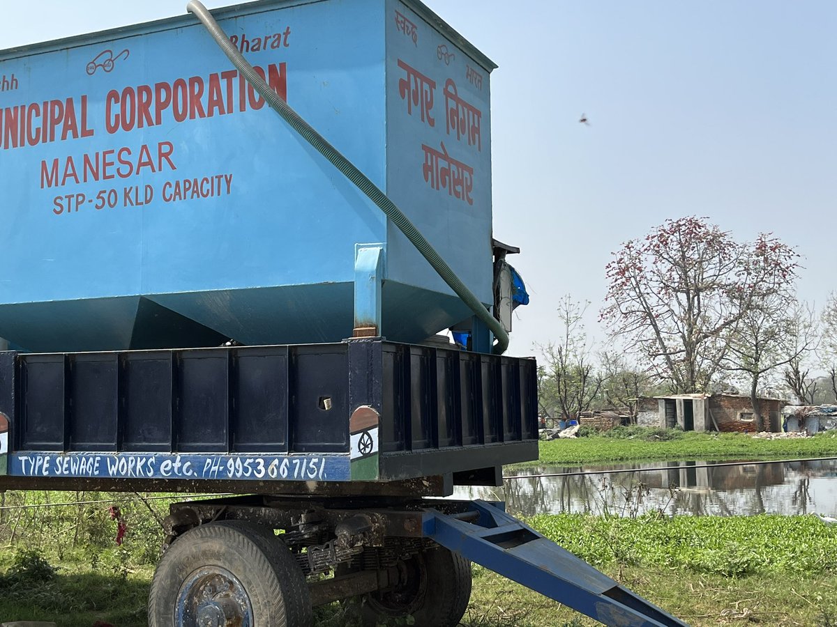 NeerajK54510099's tweet photo. @MCManesar @OfficialGMDA @PMOIndia @narendramodi @mlkhattar pls see the condition of garbage , swamp at residential sector M1 in Manesar, Gurgaon, 700 plus families are residing im the vicinity but no government authority cares. This is reality of swatch Bharat at ground level. https://t.co/UmfEZ3JDrH
